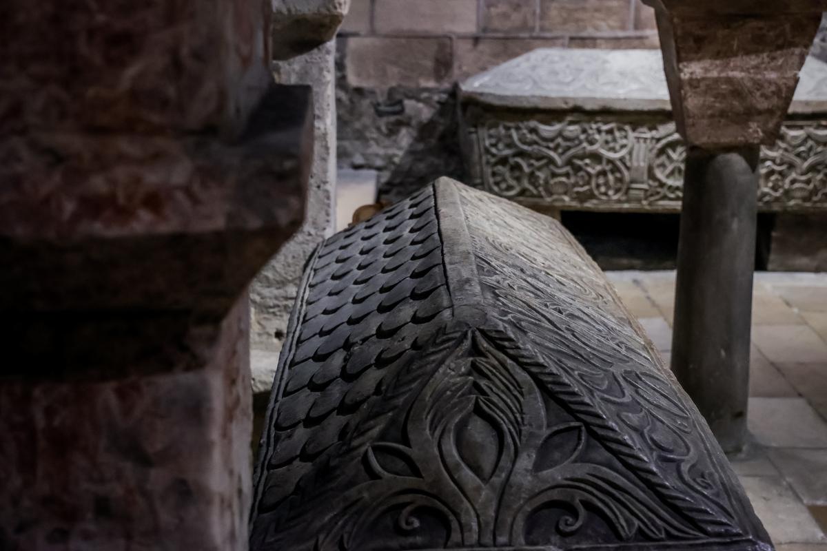 Dans la crypte ouverte au public, des sarcophages sculptés datant de la fin de l'Antiquité.  Ici, une partie du couvercle est recouverte d'écailles, la marque des premiers chrétiens.