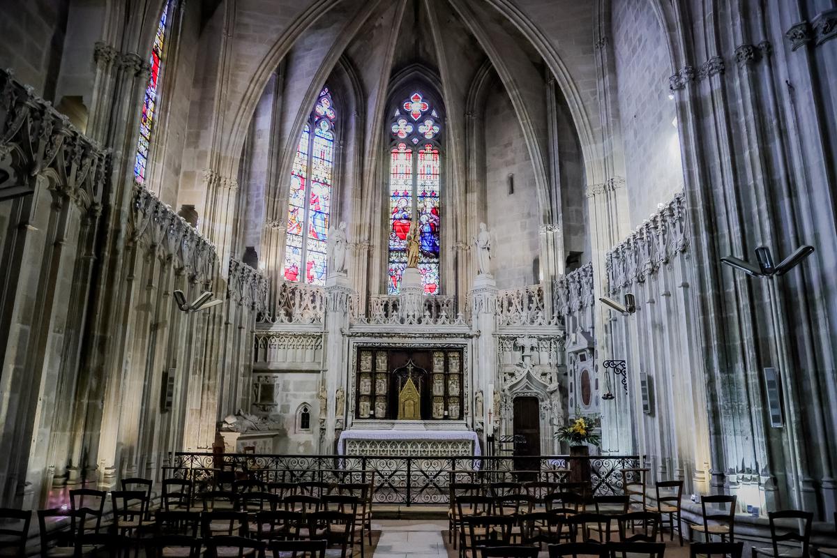 La chapelle Notre-Dame-de-la-Rose, au nord, remarquable par sa luminosité et les détails de son décor.
