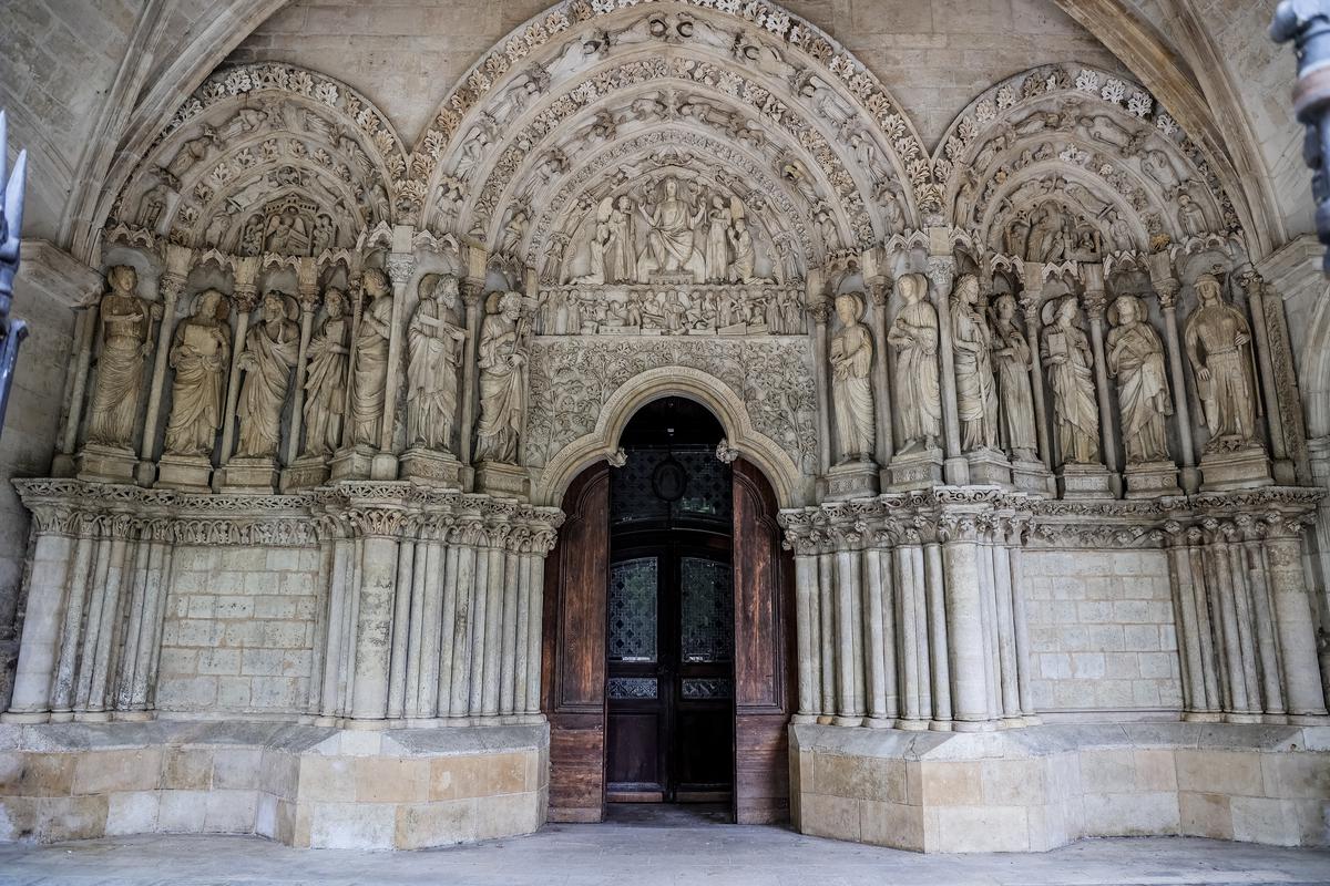 Le portail sud par où entrent les fidèles date des XII et XIIIe siècle.