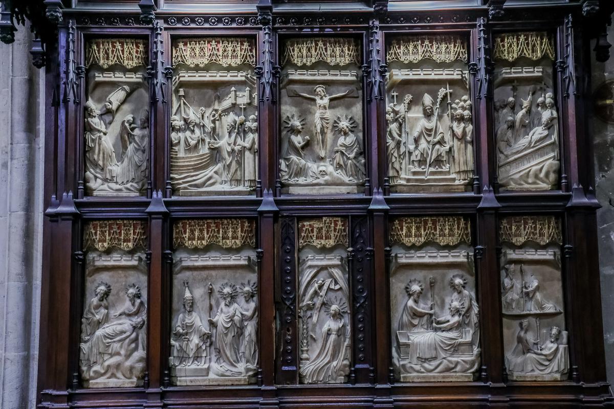 La basilique possède un beau mobilier liturgique médiéval.  Ici les albâtres du retable de la chapelle Notre-Dame-de-la-Rose.