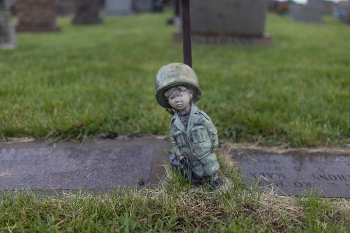 1716859639 Des veterans rendent hommage a leurs camarades tombes au combat