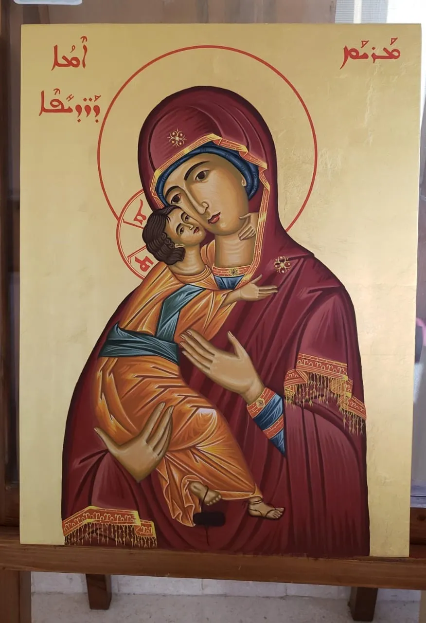 Cette icône de la Vierge Marie des chrétiens persécutés a été peinte par la sœur syrienne melkite gréco-catholique Souraya, qui réside au Liban.  L'icône porte l'inscription « Mère des persécutés » en araméen.  Crédit : Père Benedict Kiely