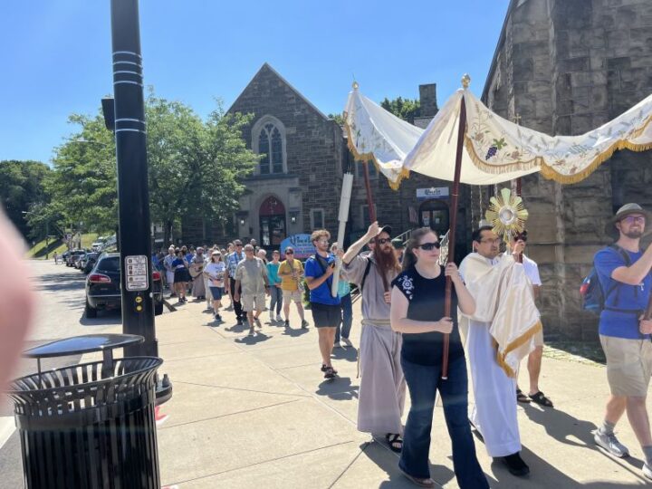 Les pelerins catholiques lors des processions de Pittsburgh evangelisent sur