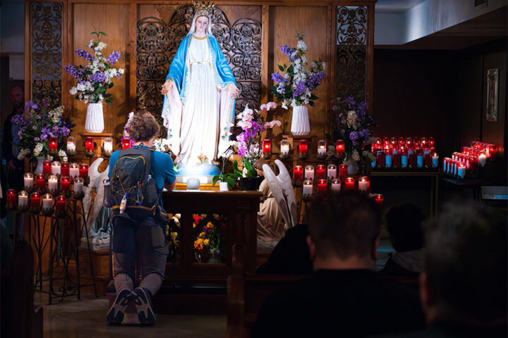 Moment de larrivee du pelerinage au sanctuaire marial du Wisconsin