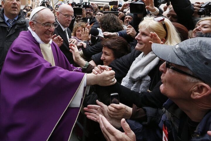 A lhopital le pape celebre lanniversaire de lelection avec un