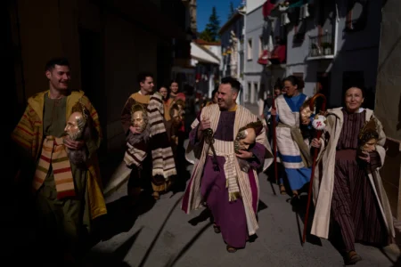 Des pénitents de la confrérie « Pollinita », vêtus de costumes typiques d'apôtre, participent à la procession de la Semaine Sainte à Cabra, dans le sud de l'Espagne, le dimanche 29 mars 2026. (Crédit : Manu Fernandez/AP.)