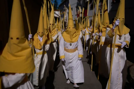 Les pénitents du "Pollinite" Brotherhodod participe à une procession de la Semaine Sainte à Cabra, dans le sud de l'Espagne, le dimanche 29 mars 2026. (Crédit : Manu Fernandez/AP.)