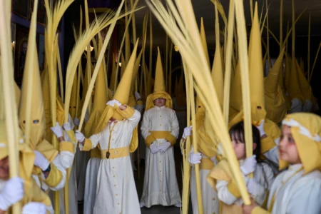Les pénitents du "Pollinite" Brotherhodod participe à une procession de la Semaine Sainte à Cabra, dans le sud de l'Espagne, le dimanche 29 mars 2026. (Crédit : Manu Fernandez/AP.)