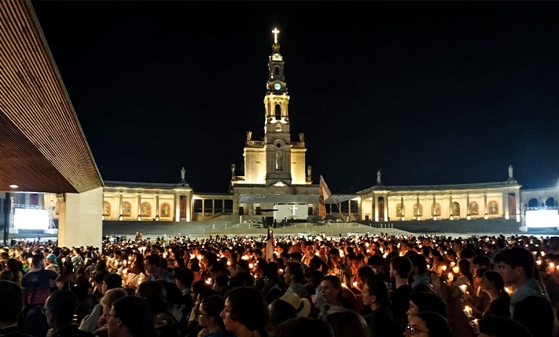 Les pèlerins de Sydney se joignent à des milliers de personnes pour la procession du chapelet et des chandelles autour du sanctuaire de Notre-Dame de Fatima. Photo de : Mat De Sousa