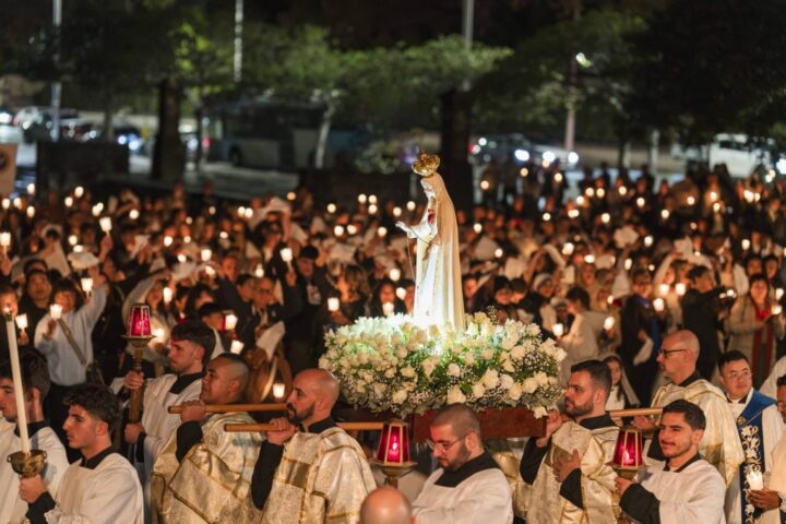 La procession de Fatima de cette annee proclame la Lumiere 1024x683 1