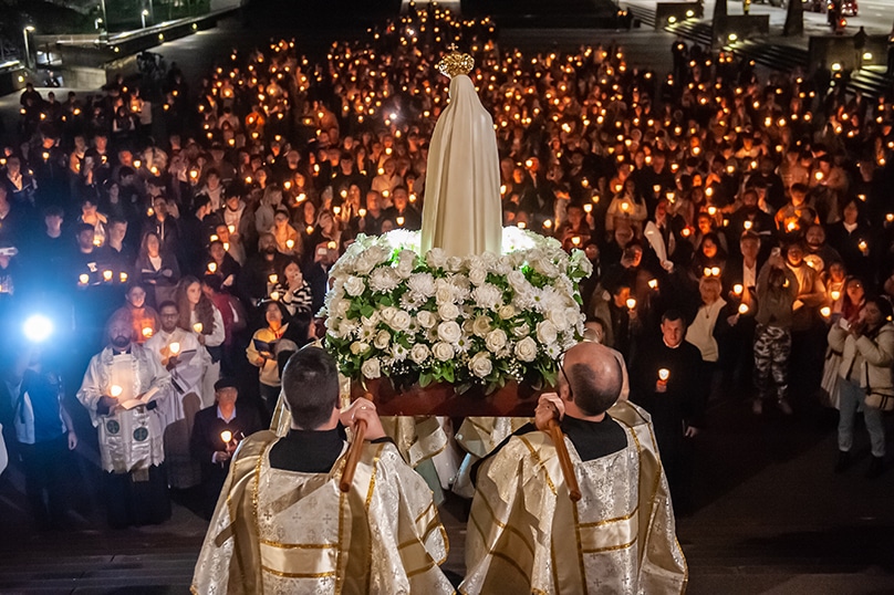À l'image de la célébration annuelle de Notre-Dame de Fatima au Portugal, trois enfants ont été choisis pour devenir bergers voyants. Des mouchoirs blancs ont été agités par la foule qui faisait ses adieux à Notre-Dame depuis le parvis. Photo : Giovanni Portelli
