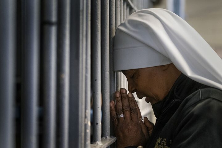 Des soeurs eudistes risquent detre expulsees par la priere la