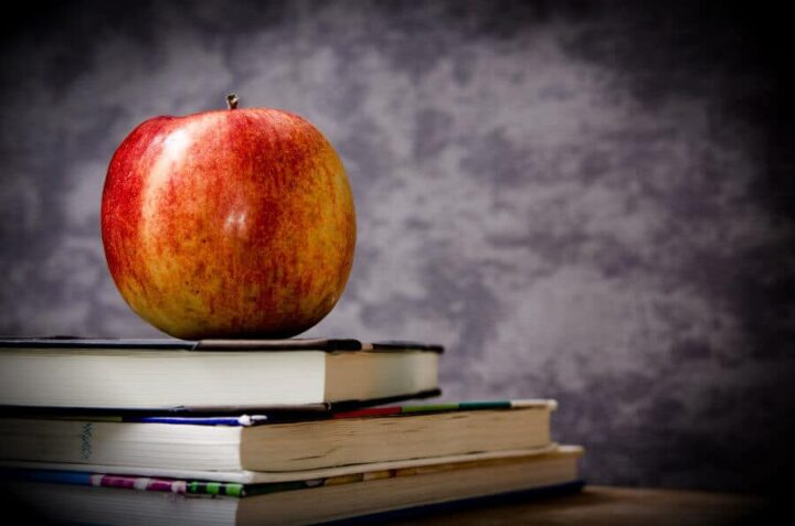 Les Knott Scholars reconnus Catholic Review avec une requete