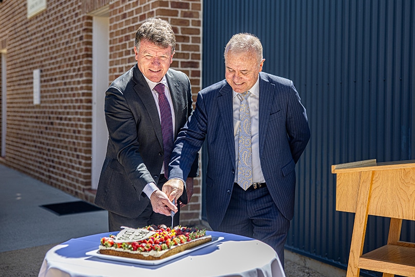 Le directeur exécutif des écoles catholiques de Sydney, Tony Farley, et le directeur exécutif de l'archidiocèse catholique de Sydney, Michael Digges, étaient parmi ceux qui ont célébré le 10e anniversaire du Centre Benoît XVI à Grose Vale. Photo de : Alphonsus Fok