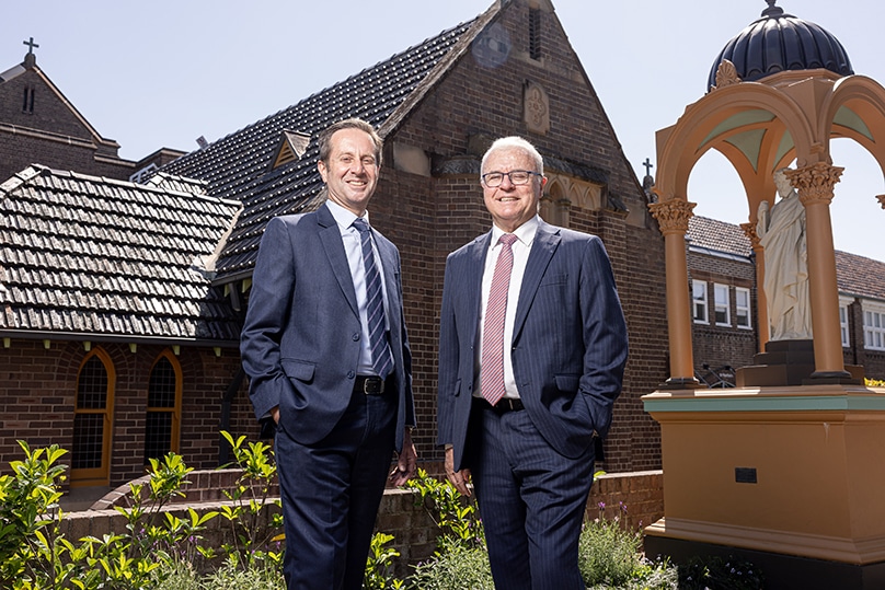 Le nouveau directeur des finances Peter Foley, à gauche, avec le directeur exécutif Michael Digges. Photo de : Alphonsus Fok