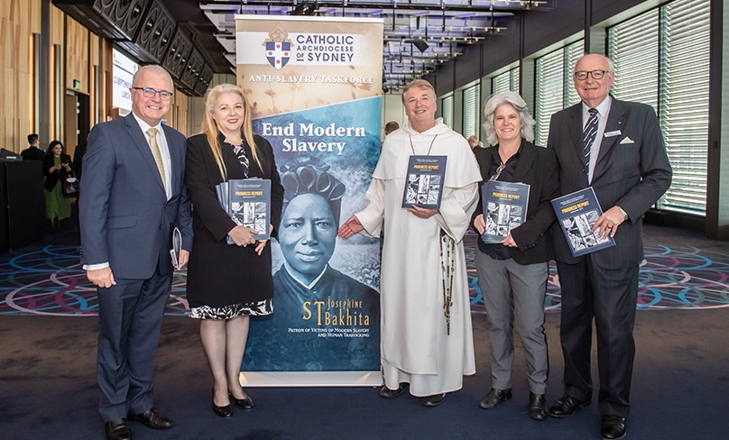 Le directeur exécutif des finances et de l'administration de l'archidiocèse de Sydney, Michael Digges, à gauche, rejoint l'archevêque Anthony Fisher OP et Alison Rahill, Jenny Stanger et John McCarthy QC du groupe de travail anti-esclavagiste. Photo : archidiocèse de Sydney