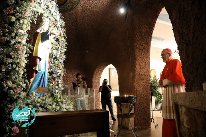Le cardinal Pizzaballa prie dans la grotte ou Jesus sest