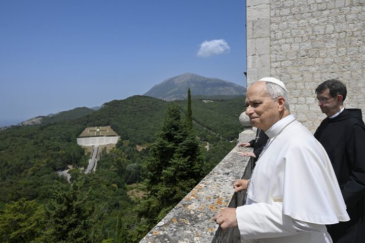 1784683776 Le pape Leon XIV rend une visite surprise pour prier