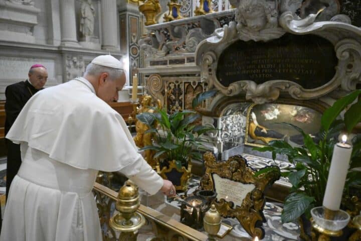 Le pape Leon XIV rend une visite surprise pour prier 1024x682 1