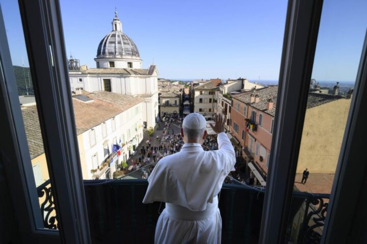 Le pape entame les vacances dete a Castel Gandolfo avec 1024x682 1
